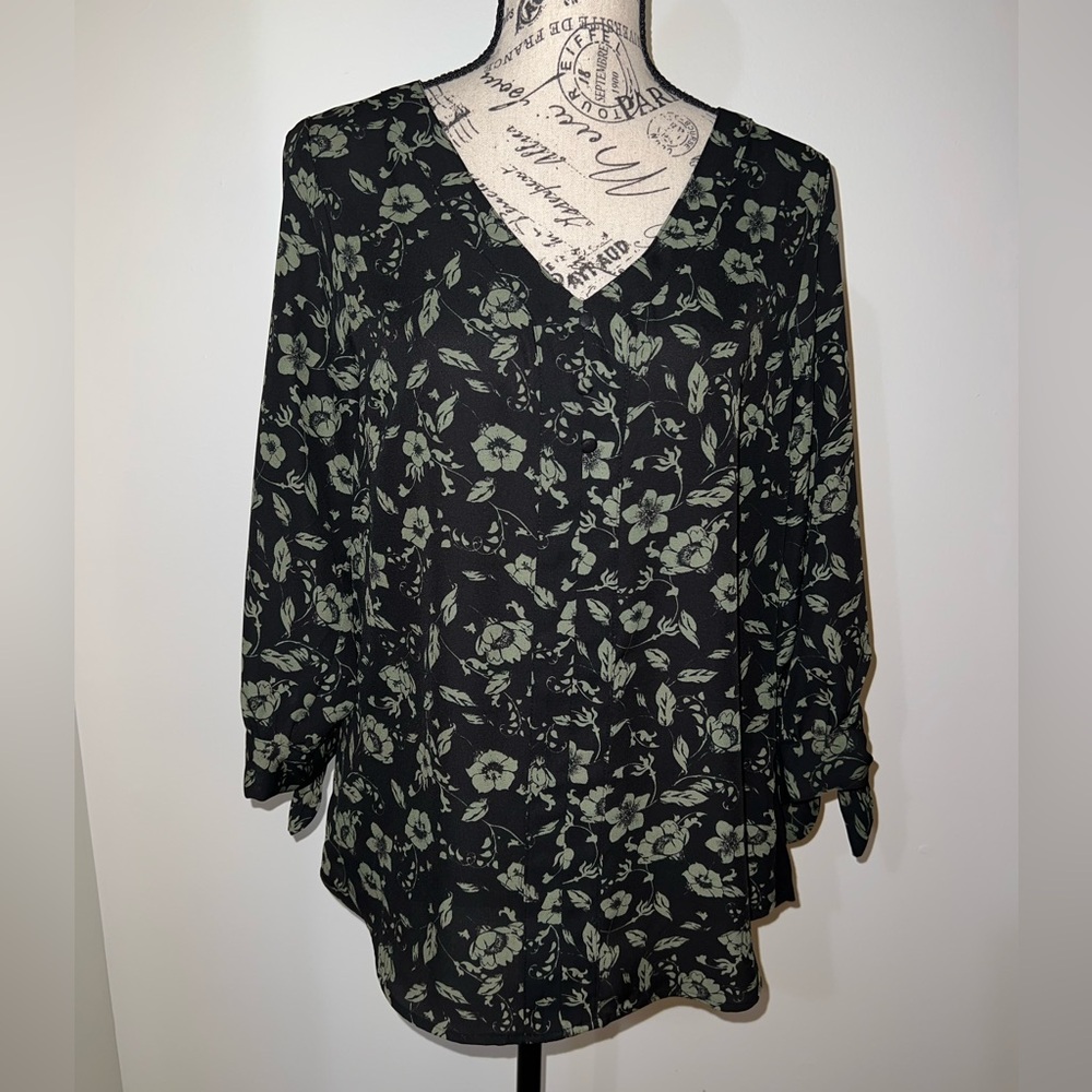 NWT Fortune + Ivy Collyn Floral V-Neck Blouse with Tie Sleeve Details/Size M